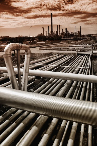 Pipelines construction leading to refinery — Stock Photo, Image