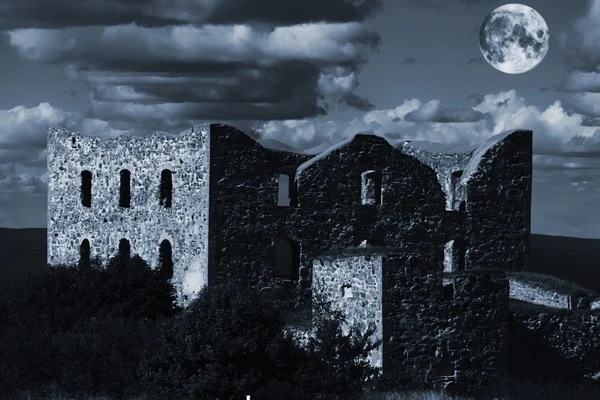 Full-moon rising above derelict castle ruin — Stock Photo, Image