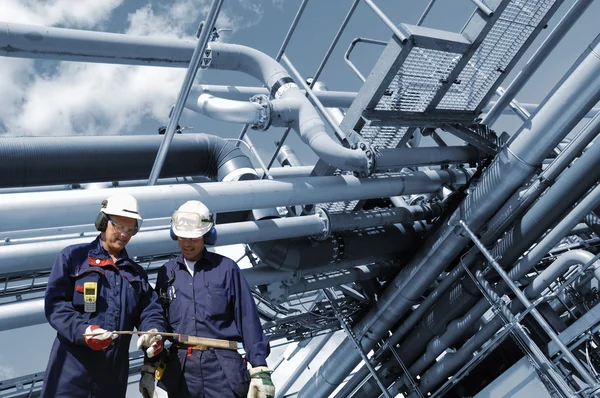 Refinery workers and pipelines — Stock Photo, Image