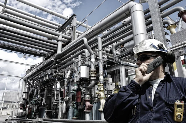 Ingenjör, mekaniker med jätte pipelines station — Stockfoto