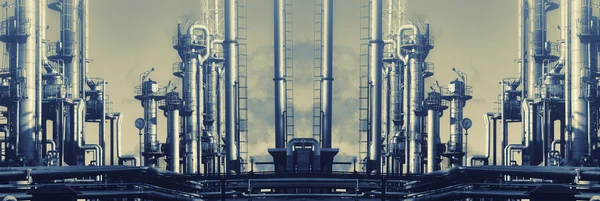 Гигантский нефтеперерабатывающий завод, панорамный вид — стоковое фото