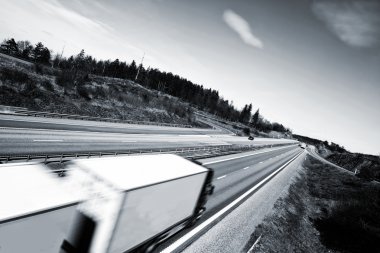 Otoyol uzun düz üzerinde kamyon taşımacılığı