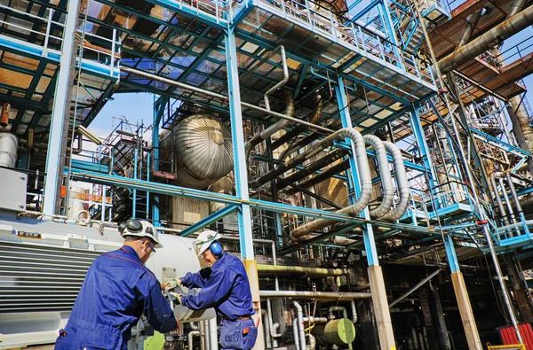 Trabajadores del petróleo dentro de la gran industria de refinerías — Foto de Stock