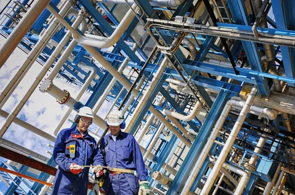 Rafineri işçileri ile kimya petrol ve gaz sanayî — Stok fotoğraf