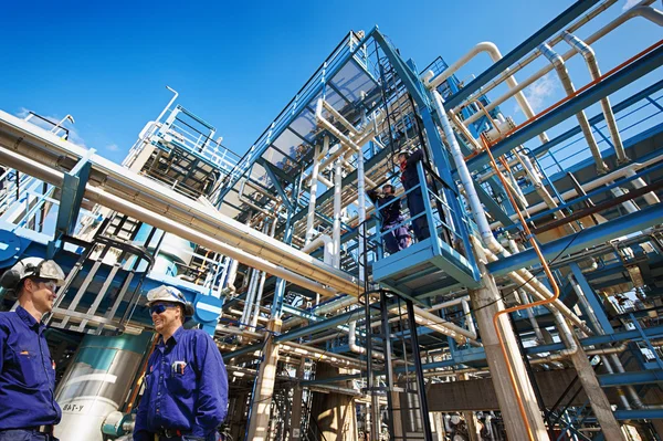 Olie, gas en brandstof industrie ith arbeiders en ingenieurs — Stockfoto