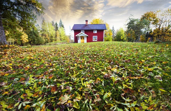 Czerwony domek, autumn listowie w wiejski krajobraz — Zdjęcie stockowe