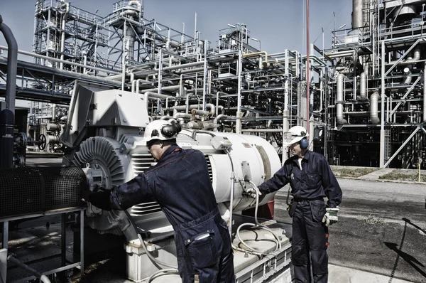 Oil workers and engineers — Stock Photo, Image