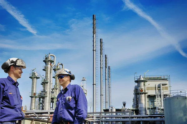 Oil workers, refinery and industry — Stock Photo, Image