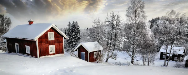 Velhas casas rurais drapeadas em uma paisagem nevada de inverno — Fotografia de Stock