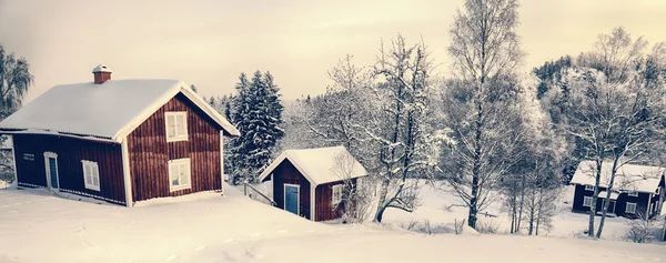 Gamla lantliga stugor draperad i en snörik vinterlandskap — Stockfoto