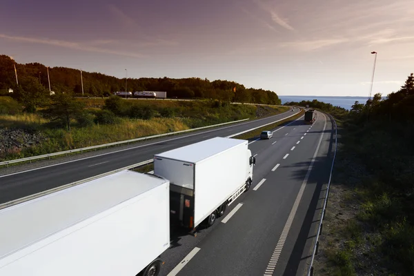 Trucking on scenic freeway — Stock Photo, Image