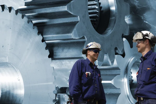 Ingenjörer och stora kugghjul maskiner — Stockfoto
