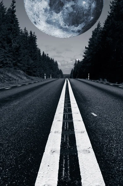 Luna llena gigante y carretera — Foto de Stock