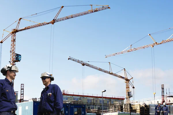 Travailleurs du bâtiment à l'intérieur chantier — Photo