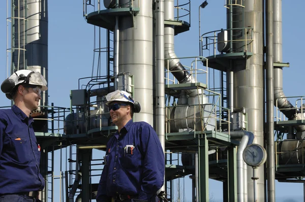 Az olajiparban dolgozókat és üzemanyag-tornyok — Stock Fotó