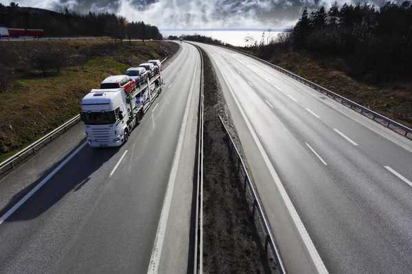 Grote truck met auto 's — Stockfoto