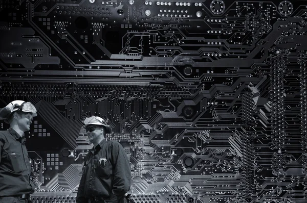 Engenheiros técnicos com placa de circuito gigante — Fotografia de Stock