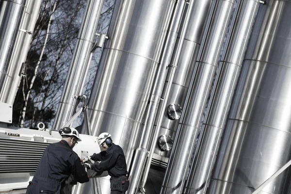 Trabajadores de petróleo y gas con tuberías de gas —  Fotos de Stock