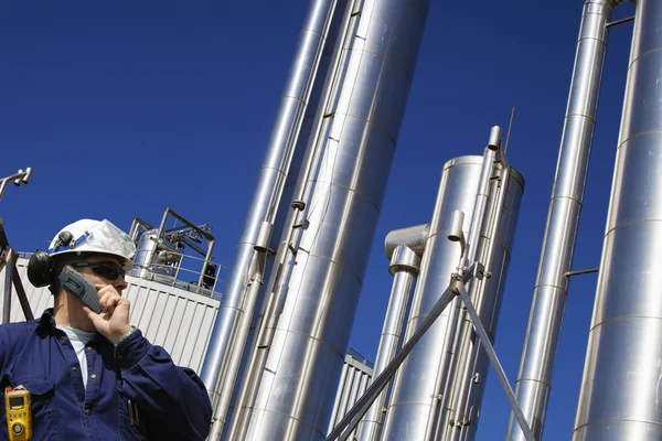 Инженер нефтеперерабатывающего завода с трубопроводами — стоковое фото
