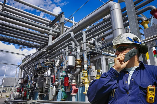 Trabalhadores industriais e refinarias de petróleo e gás — Fotografia de Stock