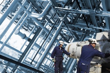 Petrol ve gaz işçileri rafineri sanayi içinde