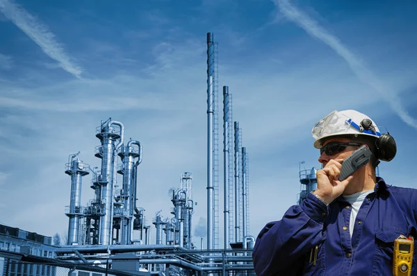 Oil worker in front of refinery — Stock Photo, Image