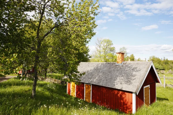 Ancien chalet, maison de ferme dans un paysage rural — Photo