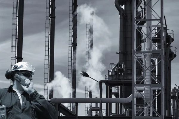 Trabajador petrolero, industria de refinerías, humo y niebla — Foto de Stock