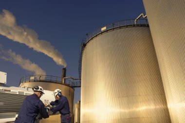 Petrol İşçileri ve yakıt depolama tankları