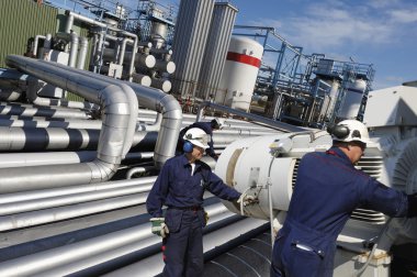boru hatları ve pompa makine ile petrol işçileri