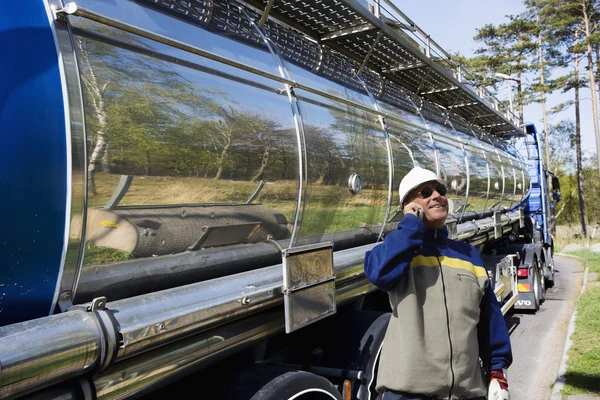 Camion carburante e olio con conducente — Foto Stock