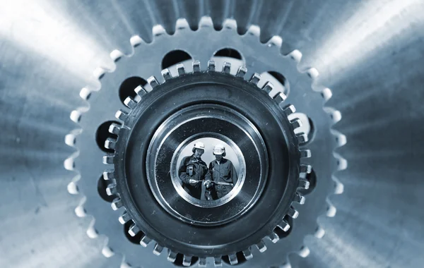 Industry workers and giant cogwheels axle works — Stock Photo, Image