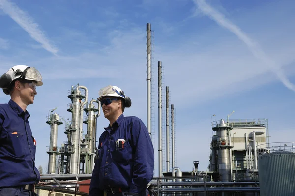 Trabajadores de la refinería dentro de la refinería química — Foto de Stock
