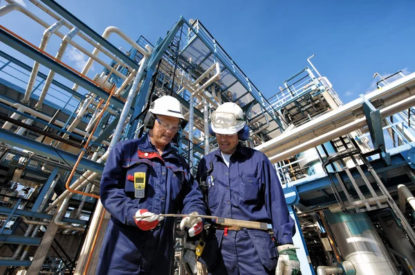 Trabajadores de petróleo y gas dentro de la refinería — Foto de Stock