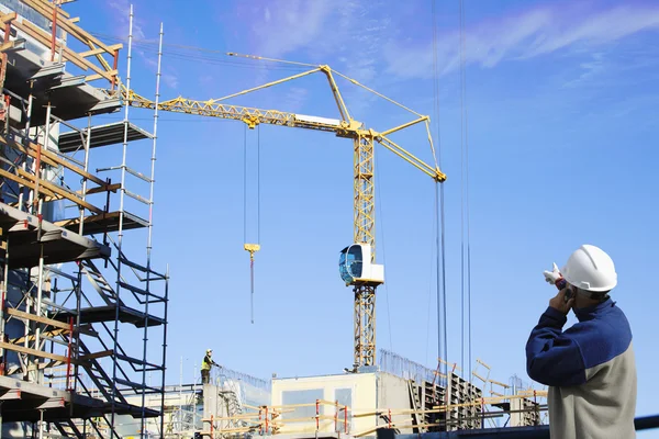 Travailleur du bâtiment à l'intérieur grand site — Photo