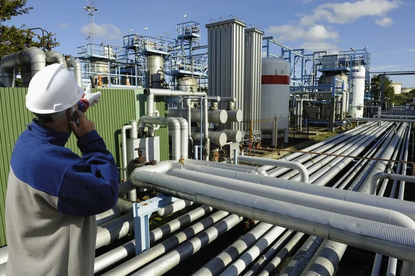 Trabajador petrolero señalando sobre oleoductos de combustible —  Fotos de Stock