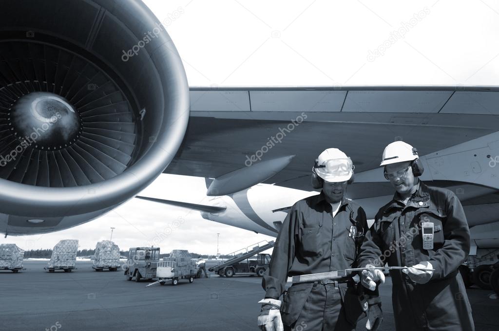 airplane mechanics and gianr jumbo jet engine