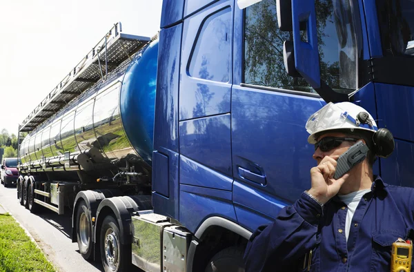 Olaj- és üzemanyag-truck sofőrrel — Stock Fotó