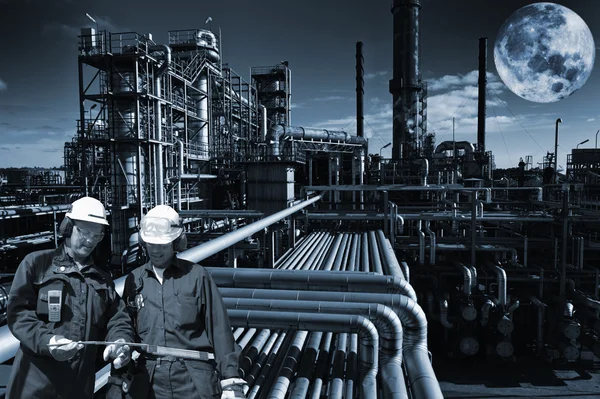 Oil workers at night, large full moon — Stock Photo, Image