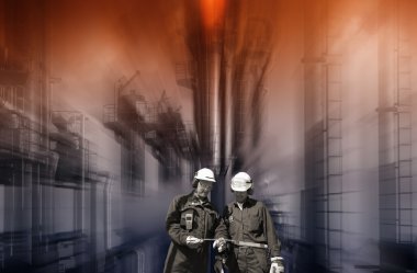 Petrol İşçileri ve arka planda büyük Rafinerisi