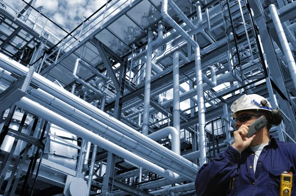 Refinery worker and industry — Stock Photo, Image