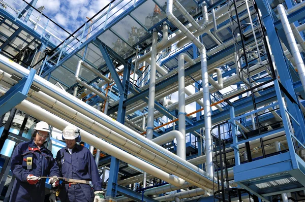 Trabajadores de petróleo y gas dentro de la refinería — Foto de Stock