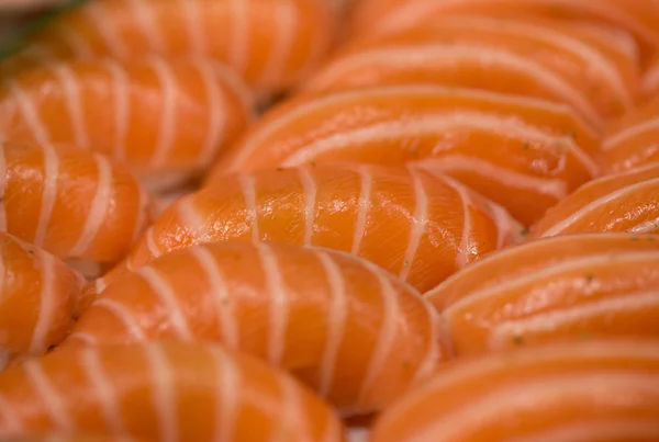 Sushi clássico japonês com peixe de salmão fresco — Fotografia de Stock