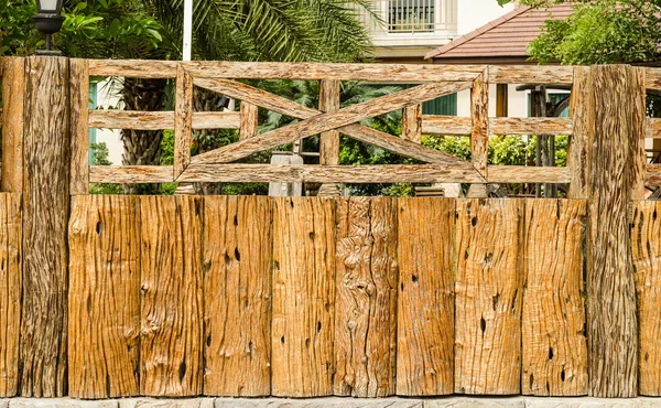 Cerca de madera vieja decorativa — Foto de Stock