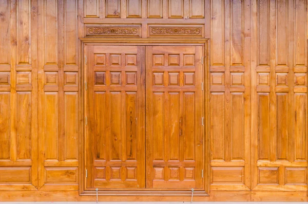 Janela de madeira em uma parede de madeira . — Fotografia de Stock