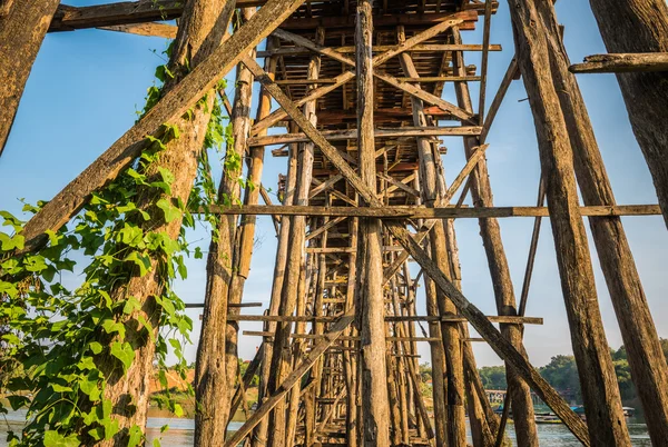 Ponte di legno (Mon Bridge) nel distretto di Sangkhlaburi, Kanchanabur — Foto Stock