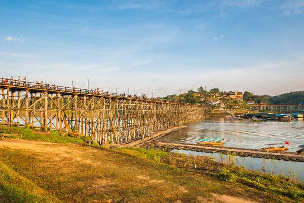 Wooden bridge (Mon Bridge) in Sangkhlaburi District, Kanchanabur — Stock Photo, Image