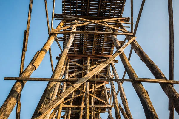 Ponte di legno (Mon Bridge) nel distretto di Sangkhlaburi, Kanchanabur — Foto Stock