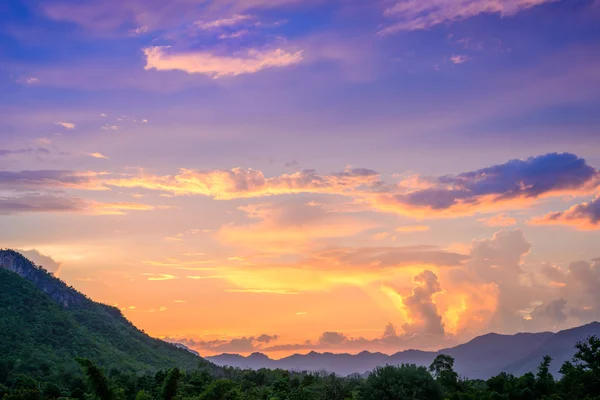 Majestic sunset in the mountains landscape. Overcast sky. — Stock Photo, Image