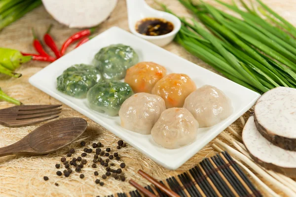 Steamed Dumpling stuffed with Garlic Chives and Taro and bamboo — Stock Photo, Image